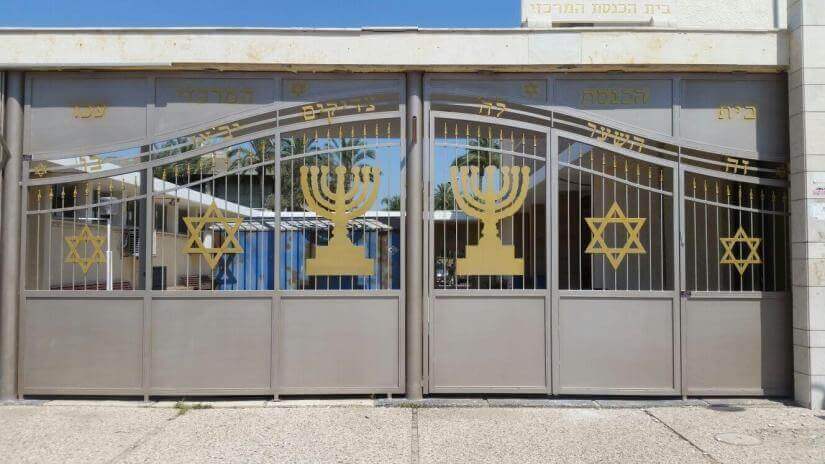 שער כניסה דקורטיבי לבית כנסת